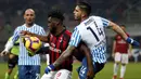 Gelandang AC Milan, Franck Kessie, berusaha melewati bek SPAL, Kevin Bonifazi, pada laga Serie A di Stadion San Siro, Milan, Sabtu (29/12). Milan menang 2-1 atas SPAL. (AP/Antonio Calanni)