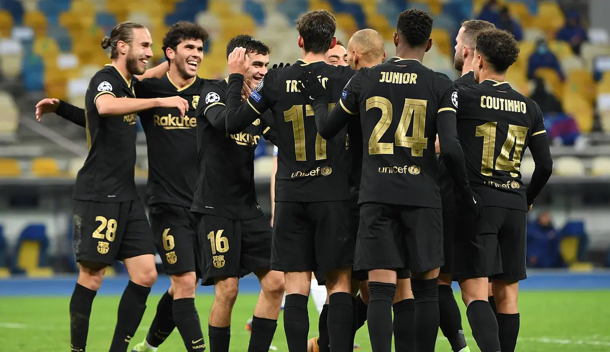 Pemain Barcelona merayakan gol yang dicetak Martin Braithwaite ke gawang Dynamo Kiev pada laga Liga Champions di Stadion NSK Olimpiyskiy, Rabu (25/11/2020) dini hari WIB. Barcelona menang 4-0 atas Dynamo Kiev. (AFP/Sergei Supinsky)