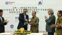 Dubes Inggris untuk Indonesia Moazzam Malik dan Menteri Ristekdikti Mohamad Nasir dalam memperingati satu tahun dana kemitraan Newton UK-Indonesia Science & Technology Fund (5/4/2017) (Liputan6.com/Citra Dewi) 