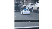 Seorang pria di Philadelphia, Pennsylvania, Amerika Serikat menarik perhatian karena berkendaran dengan mobil mainan di jalan raya (Autoevolution)