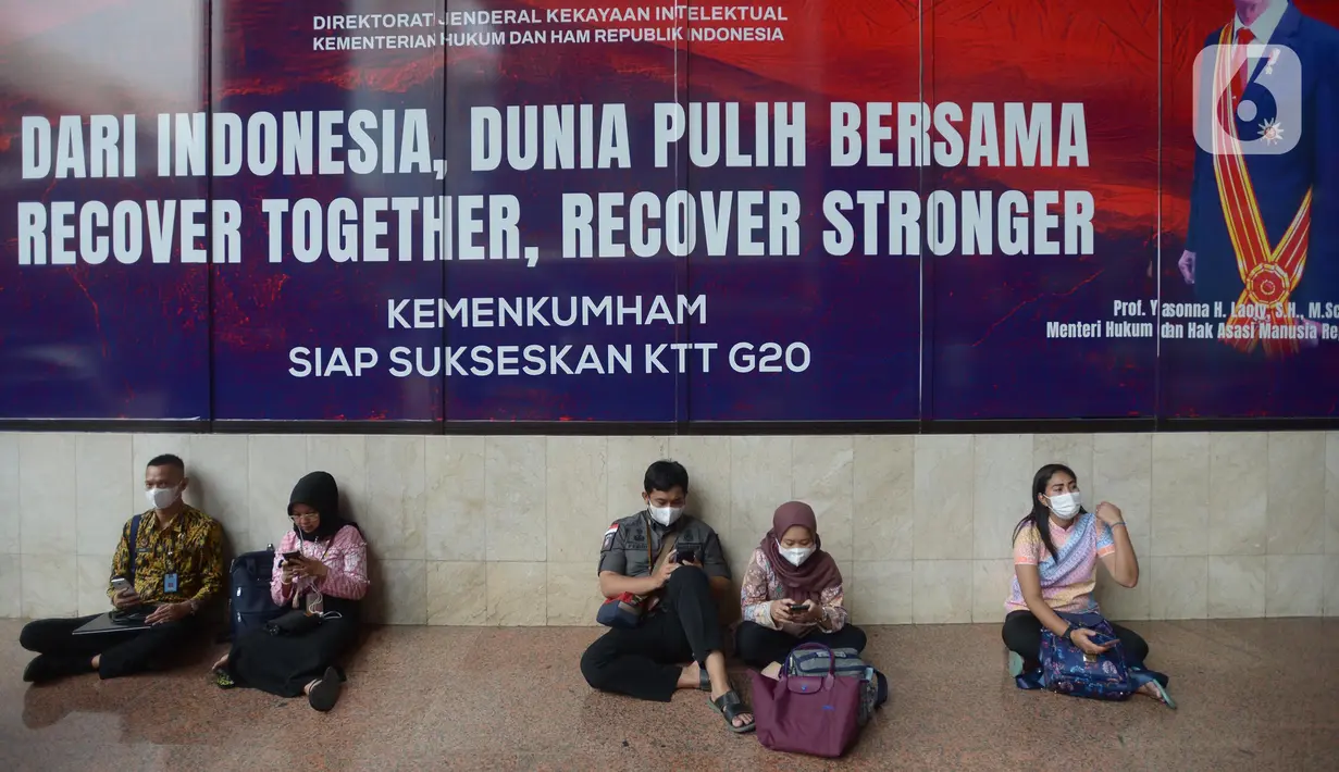 Pegawai berhamburan di luar Gedung Kemenkumham saat terjadi kebakaran, Jakarta, Kamis (8/12/2022). Api mulanya muncul di lantai 5 di mana tempat itu merupakan gudang administrasi arsip sekretariat. (merdeka.com/Imam Buhori)