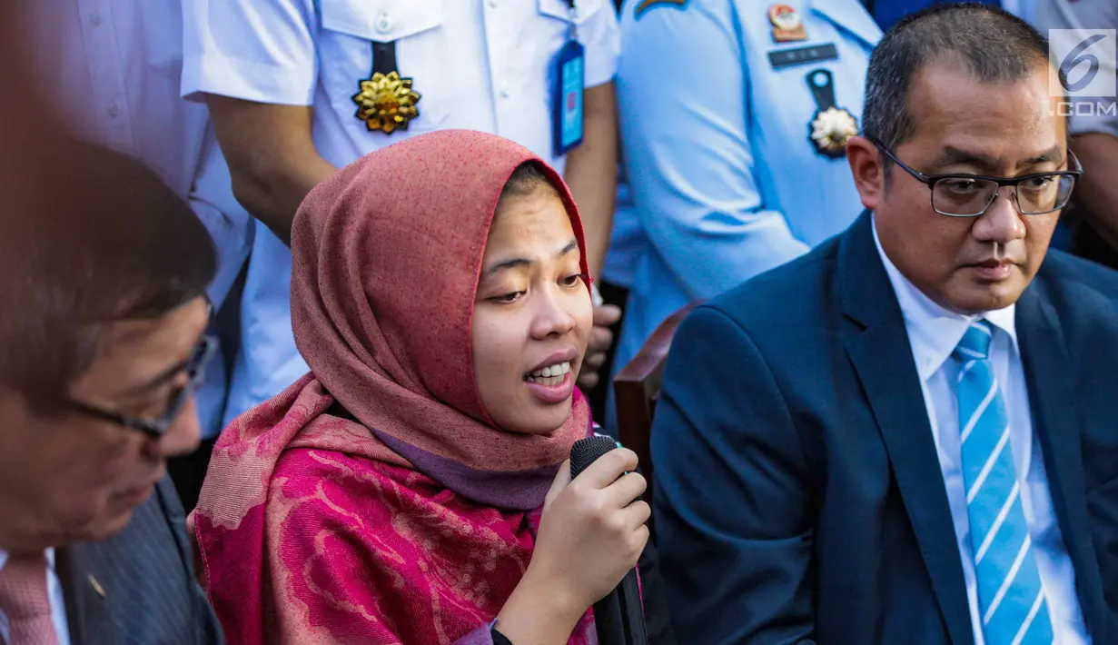 Siti Aisyah memberi keterangan di Bandara Halim Perdanakusuma, Jakarta, Senin (11/3). Siti Aisyah kembali ke Indonesia setelah dibebaskan Pengadilan Tinggi Shah Alam terkait kasus dugaan pembunuhan Kim Jong-Nam. (Liputan6.com/Faizal Fanani)