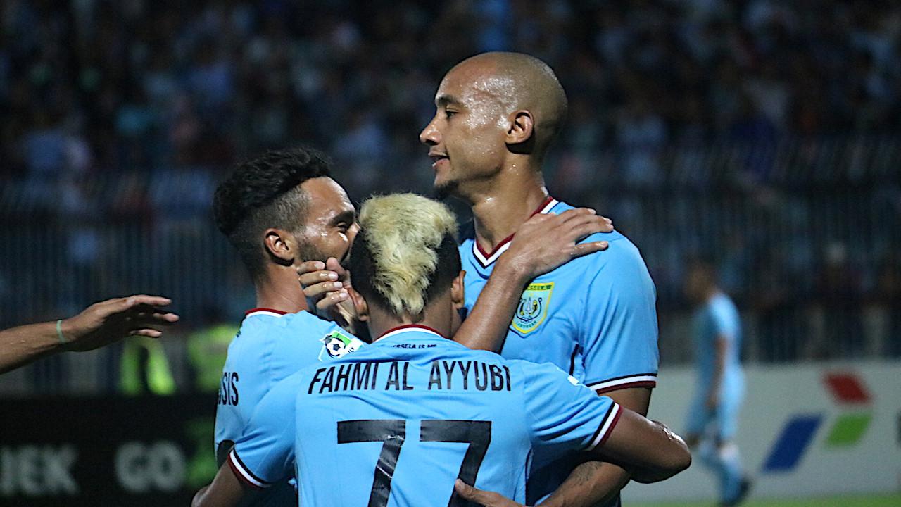 Striker Persela Lamongan, Loris Arnaud mencetak dua gol fantastis ke gawang PSMS Medan di Stadion Surajaya, Lamongan, Minggu (29/4/2018). (Bola.com/Aditya Wany)