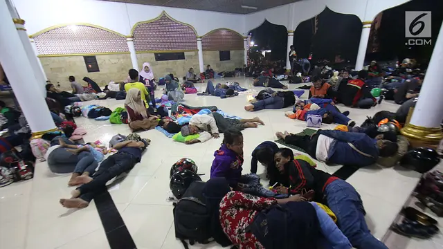 Arus Balik Pantura Diguyur Hujan, Pemotor Pilih Istrahat di Masjid