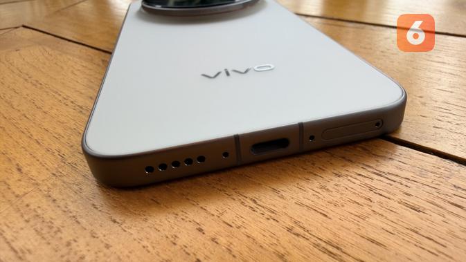 <p>Port USB-C dan speaker terletak di bagian bawah Vivo X300 Pro. (Liputan6.com/ Yuslianson)</p>