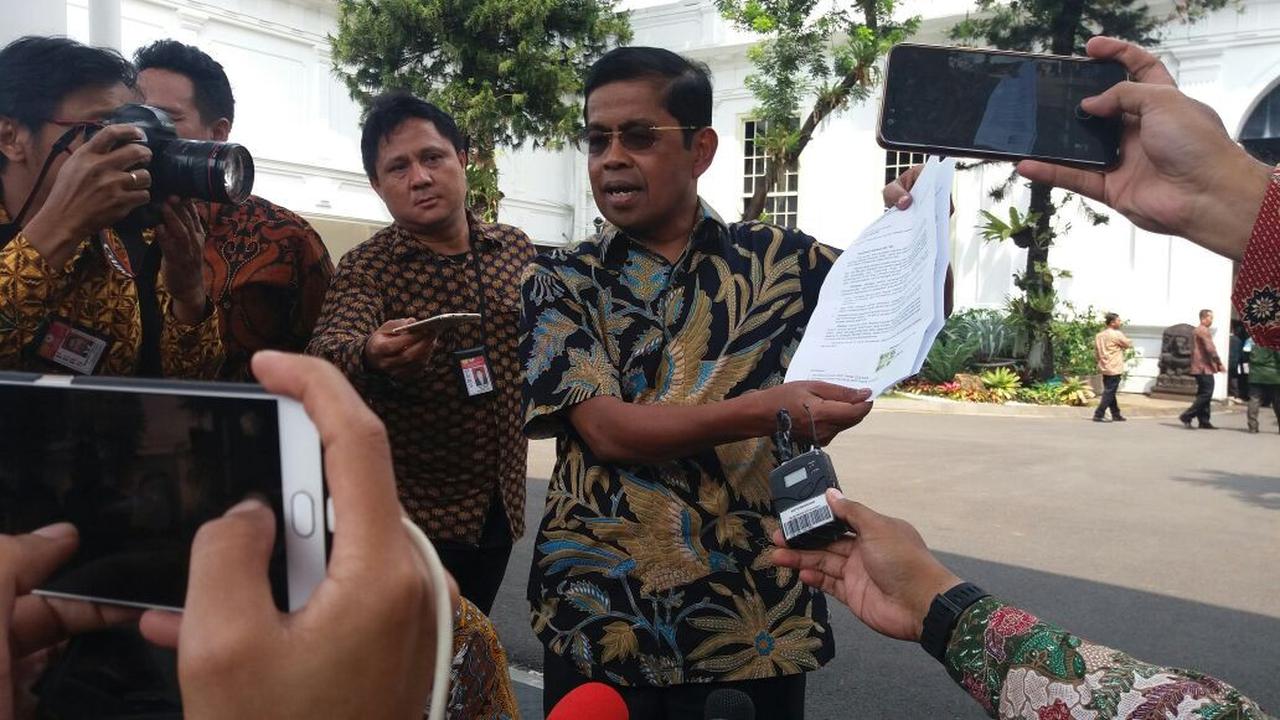 Idrus Marham menunjukkan surat pengunduran diri sebagai menteri sosial
