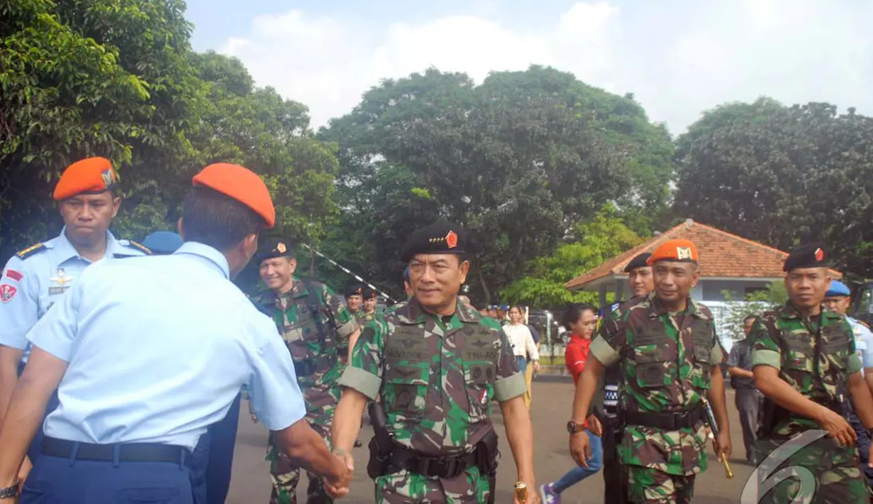 Panglima TNI  Jenderal TNI Dr. Moeldoko melakukan inspeksi kesiapan pasukan pengamanan  Pilpres  2014 (Liputan6.com/Johan Tallo)