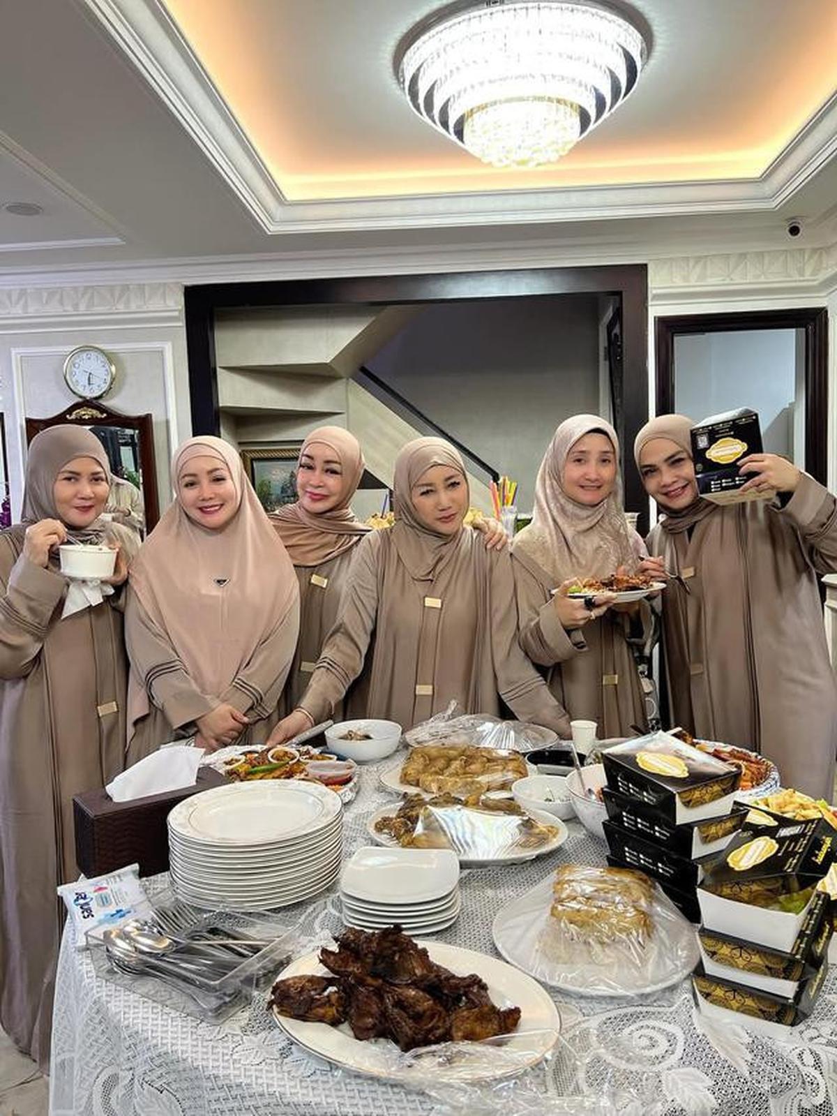 6 Potret Rieta Amilia dan Geng Artis Peringati Nisfu Syaban, Kompak Pakai Gamis