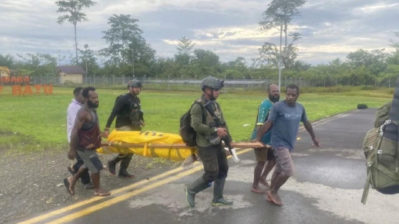 TNI-Polri Evakuasi Pilot dan Co-Pilot Smart Air yang Tewas Ditembaki di Papua