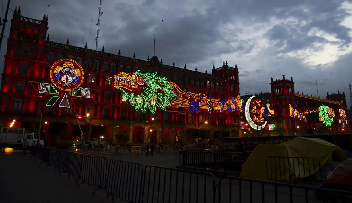 Dekorasi cahaya peringatan 500 tahun perlawanan Meksiko-Tenochtitlan terhadap Spanyol di Zocalo Square Mexico City, 12 Agustus 2021. Pada 13 Agustus, Meksiko akan memperingati 500 tahun "jatuhnya" ibu kota Aztec Tenochtitlan ke tangan para penakluk dan sekutu pribumi mereka. (CLAUDIO CRUZ/AFP)