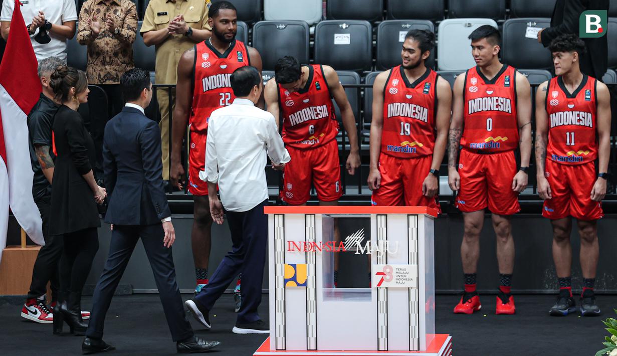 <p>Presiden Republik Indonesia, Joko Widodo menyalami perwakilan Timnas Basket Indonesia saat acara peresmian Indonesia Arena pada Senin (07/08/2023) di Senayan, Jakarta. (Bola.com/Bagaskara Lazuardi)</p>