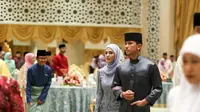 Anisha Rosnah dan Pangeran Abdul Mateen dari Brunei Darussalam merayakan Idulfitri. (dok. Instagram @tmski/https://www.instagram.com/p/C5nGGgQrzUQ/Dinny Mutiah)