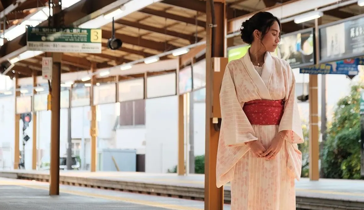 Menikah dengan Pratama Arhan dan kini tinggal di Jepang, penampilan Azizah Salsha pakai kimono dengan motif sederhana dan warna nude beberapa waktu lalu curi perhatian. Dengan polesan makeup natural dan poni yang dibiarkan menjuntai mengenai wajahnya cantiknya, anak pertama Andre Rosiade ini semakin pancarkan pesonanya hingga dipuji oleh Arhan. (Liputan6.com/IG/@azizahsalsha_)