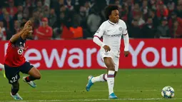 Pemain Chelsea Willian (kanan) dikejar oleh pemain Lille Reinildo Mandava pada lanjutan Liga Champions di Stade Pierre-Mauroy, Lille, Prancis, Rabu (2/10/2019). The Blues menang 2-1. (AP Photo/Michel Spingler)