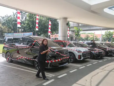 Sejumlah mobil mewah milik Mohammad Riza Chalid (MRC) yang disita tim penyidik terparkir di area Gedung Kejaksaan Agung (Kejagung) Republik Indonesia, Jakarta, Selasa (5/8/2025). (merdeka.com/Arie Basuki)