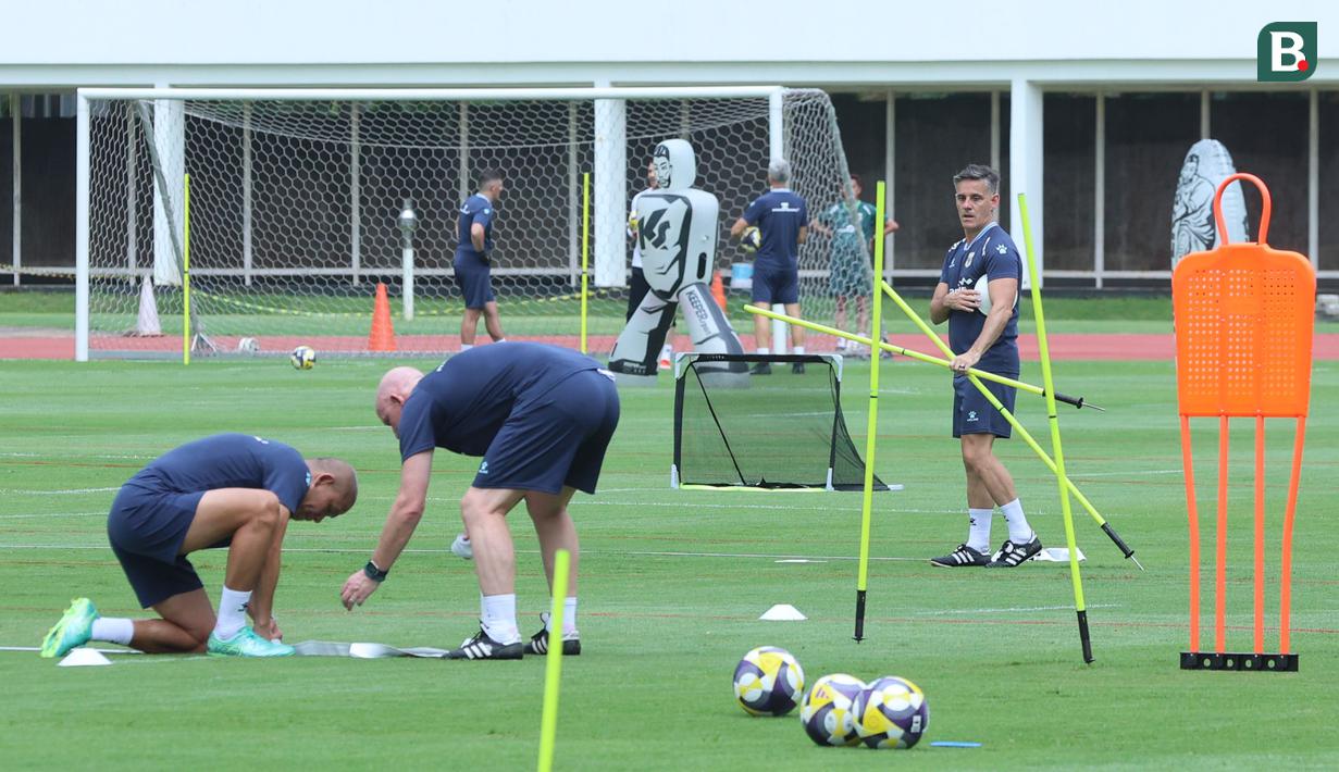 Masa persiapan Timnas Indonesia bisa dibilang singkat. Pelatih Timnas Indonesia, John Herdman, hanya punya waktu 3 hari bersama anak asuhnya sebelum menjalani laga melawan St Kitts and Nevis. (Bola.com/M. Iqbal Ichsan)