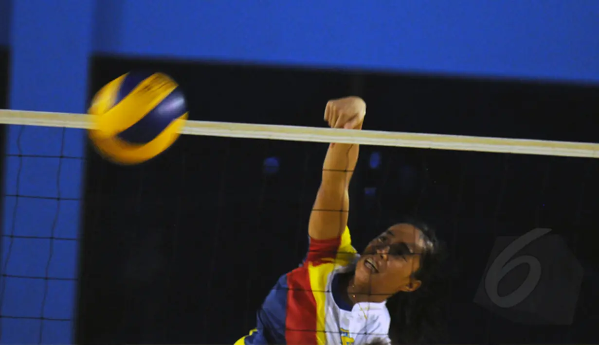 Jelang perhelatan Pertamina Proliga 2015, tim putri Jakarta Electric PLN berlatih di Aula P3B PLN Cinere, Depok, Kamis (28/1/2015). Tampak, salah satu anggota tim berlatih melakukan smesh. (Liputan6.com/Helmi Fithriansyah)