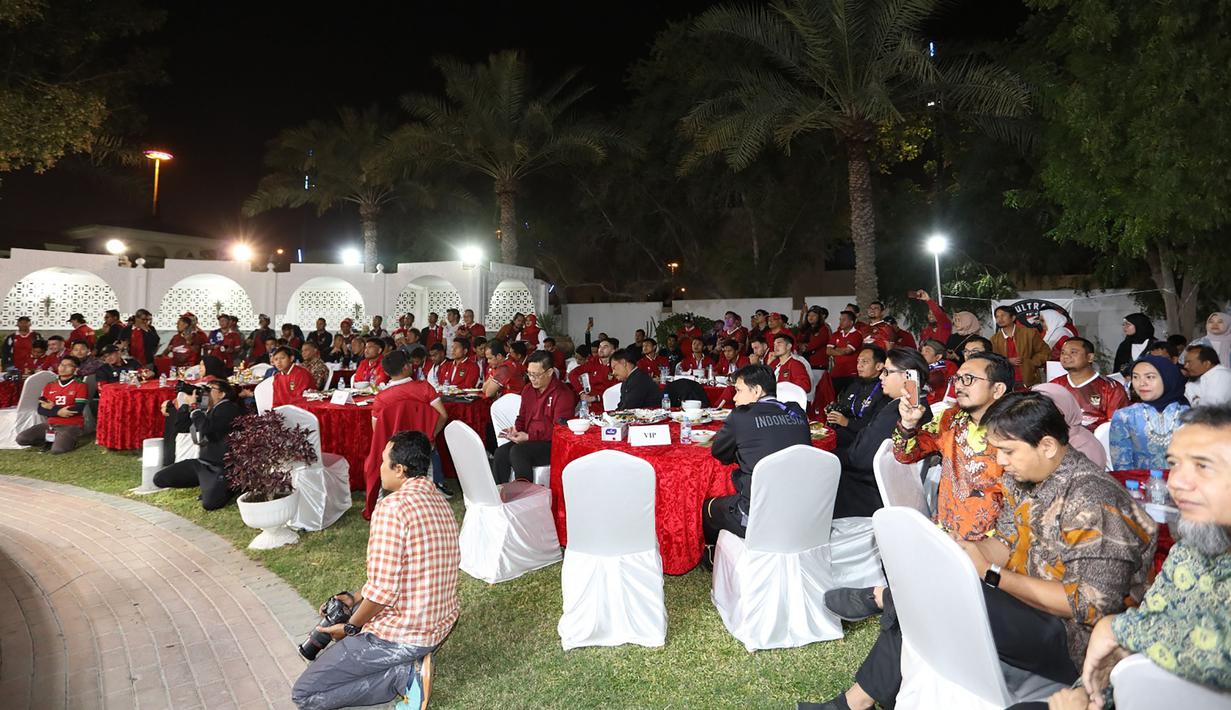 Suasana acara jamuan makan malam Timnas Indonesia yang akan Berlaga di Piala Asia 2023 yang diselenggarakan KBRI Qatar bersama perwakilan WNI di Wisma Duta, Doha, Qatar, Rabu (10/1/2024) malam waktu setempat. (Dok. Kedubes RI Qatar)