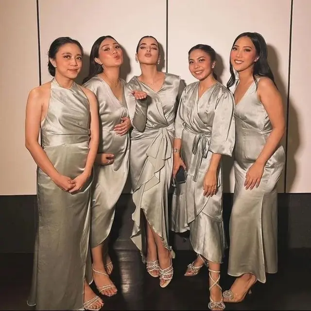 7 Model Baju Bridesmaid Bahan Satin Polos, Tampil Modis dan Cantik