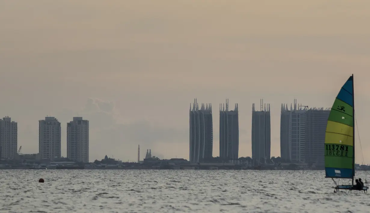 Sejumlah atlet layar berlatih saat pelatnas di Laut Jakarta, Kamis (24/5/2018). Cabang layar menargetkan dua medali emas pada Asian Games 2018. (Bola.com/Vitalis Yogi Trisna)