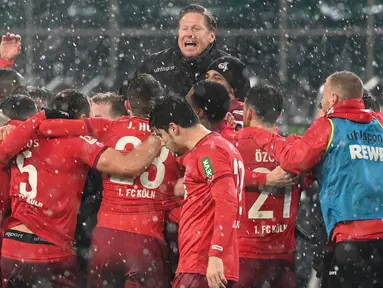 Manajer tim FC Koln, Markus Gisdol (tengah) dan para pemainnya melakukan selebrasi usai mengalahkan Borussia Moenchengladbach 2-1 dalam laga lanjutan Liga Jerman 2020/21 pekan ke-20 di Borussia Park, Sabtu (6/2/2021). (AFP/Ina Fassbender/Pool)