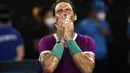 Rafael Nadal dari Spanyol berselebrasi usai mengalahkan Matteo Berrettini dari Italia pada semifinal tenis Australia Terbuka di Melbourne, Australia, Jumat (28/1/2022). Nadal tinggal selangkah lagi menorehkan rekor menjadi petenis dengan gelar Grand Slam terbanyak. (AP Photo/Tertius Pickard)