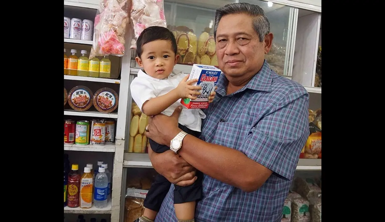 SBY bersama cucunya saat berada di sebuah pusat perbelanjaan. Kuaci untuk Eyang Pepo (31/03/2014) (Istimewa/Instagram@aniyudhoyono)
