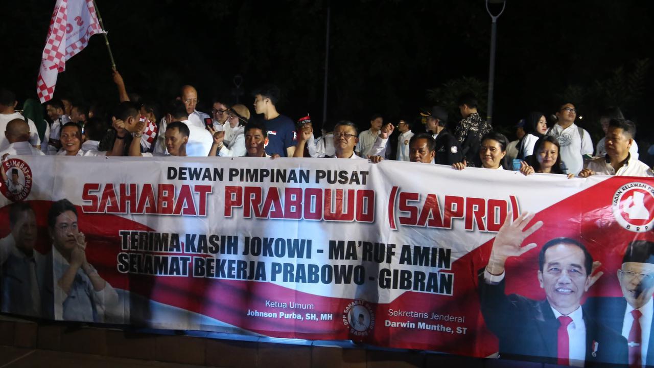 FOTO: Sambut Pelantikan Presiden, Massa Relawan Prabowo-Gibran Gelar Tasyakuran dan Doa Bersama di Tugu Proklamasi