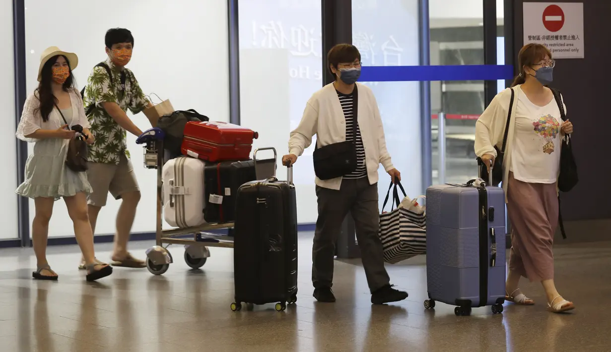 Rombongan pertama wisatawan asing tiba di Bandara Internasional Taoyuan di Taoyuan, Taiwan Utara, Kamis (13/10/2022). Sebelum pandemi, Taiwan adalah tujuan wisata populer bagi sebagian besar pengunjung Asia, dengan Jepang, Korea Selatan, dan Asia Tenggara sebagai pasar terpenting. (AP Photo/Chiang Ying-ying)