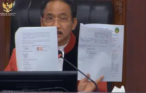 Hakim Ketua Konstitusi Suhartoyo bahas tanda tangan berbeda dalam kategori Dewan Perwakilan Daerah (DPR) Provinsi Riau. (Foto: Tangkapan Layar dari Youtube MK).