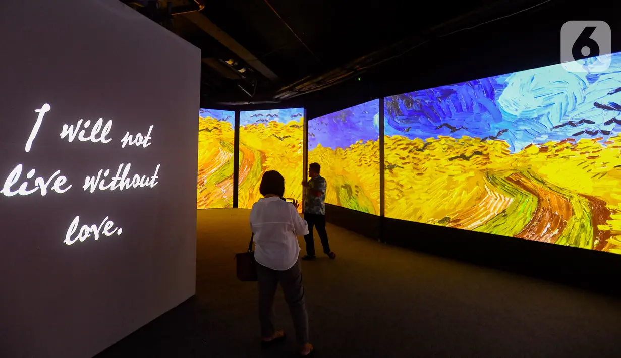 Di sisi lain, pameran tersebut diharapkan menjadi atraksi menarik pengunjung untuk menghidupkan kembali pusat perbelanjaan yang sempat mati suri karena pandemi. (merdeka.com/Arie Basuki)