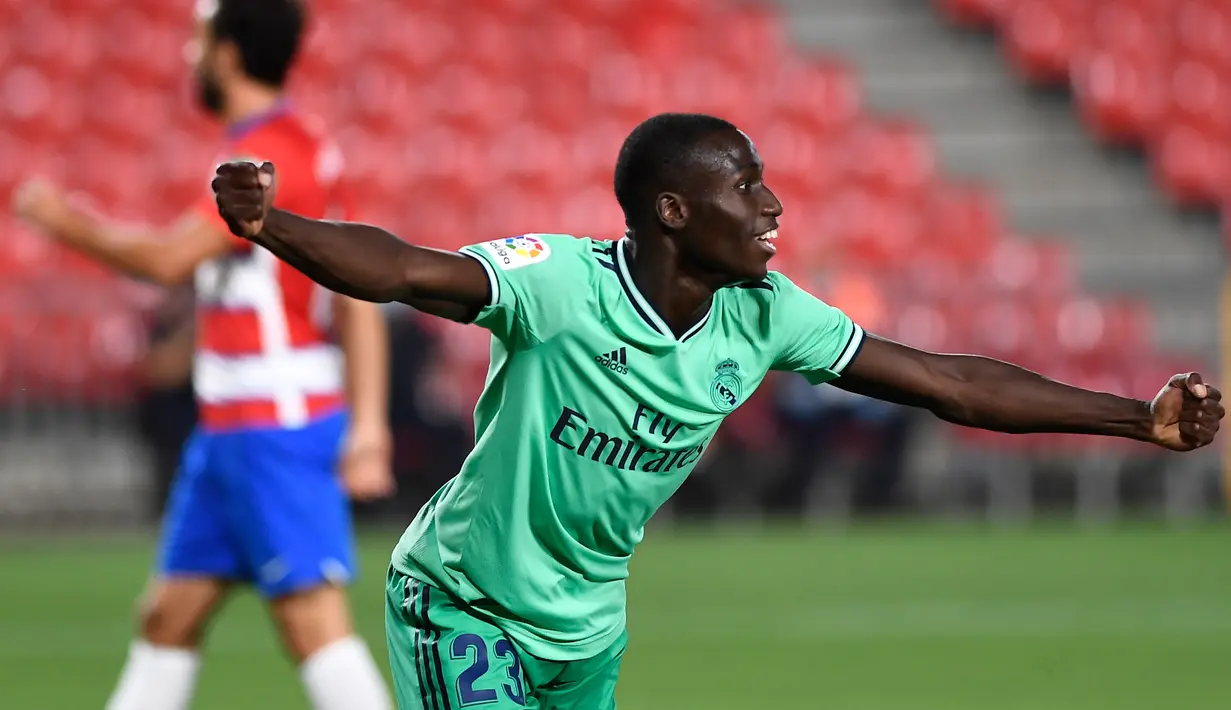 Bek Real Madrid, Ferland Mendy berselebrasi usai mencetak gol ke gawang Granada pada pertandingan lanjutan La Liga Spanyol di stadion Nuevo Los Carmenes di Granada (13/7/2020). Madrid menang tipis 2-1 atas Granada. (AFP/Jorge Guerrero)
