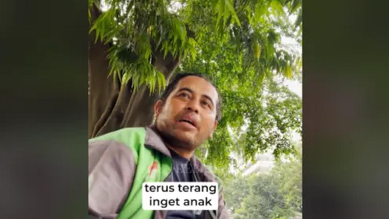 "Saya kadang-kadang kalau makan yang enak-enak gitu mbak, nggak bisa mbak. Terus terang ingat anak," ulang driver ojol ini menjelaskan agar tidak terjadi kesalahpahaman.<br>