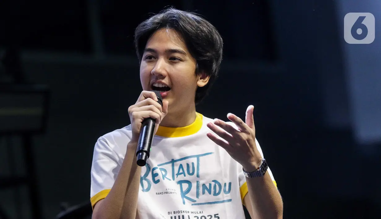 Ari Irham saat meet & greet pada gelaran KapanLagi Pensi Bareng Fanta 2025 di Gelanggang Olahraga (GOR) atau Gelanggang Mahasiswa Soemantri Brodjonegoro, Jakarta, Sabtu (28/6/2025). (Liputan6.com/Herman Zakharia)