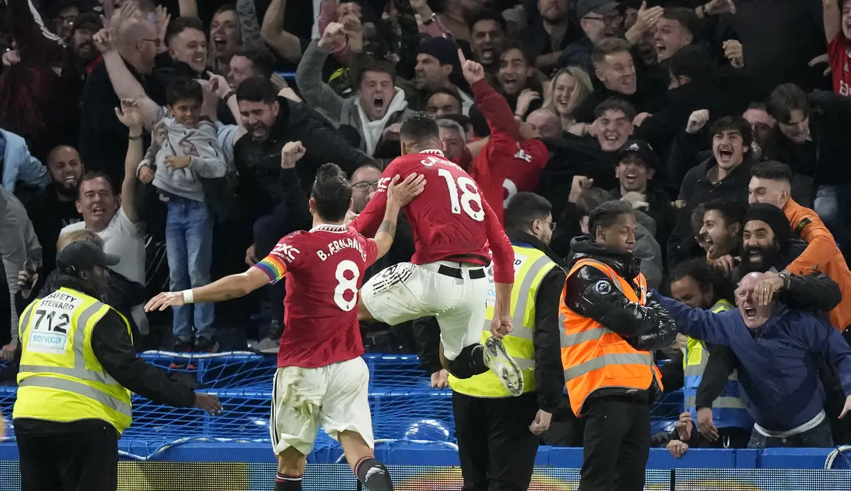 <p>Namun, wasit menyatakan bahwa gol untuk MU karena bola telah sepenuhnya melewati garis gawang. (AP/Frank Augstein)</p>