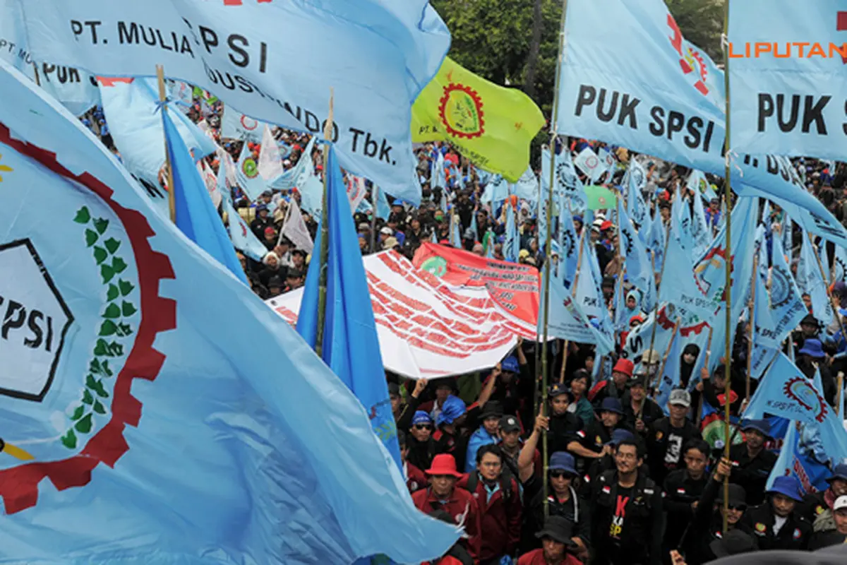 foto-demo-buruh-1-131017c.jpg