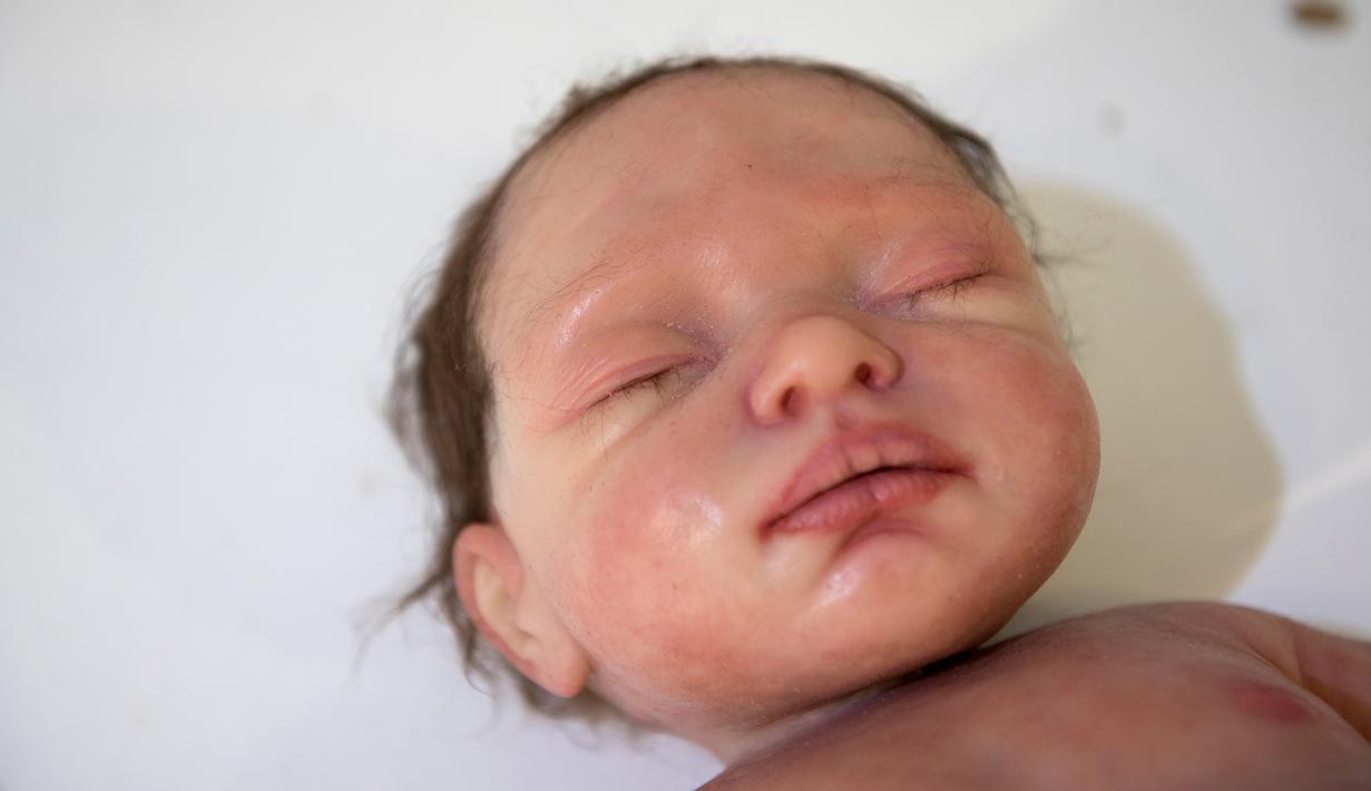 Boneka bayi silikon yang mirip manusia di Clon Factory, Kota Leioa, Spanyol Basque, Selasa (20/6). Boneka bayi itu dibuat dari bahan platinum silikon dan juga bahan-bahan yang serupa digunakan dalam bedah kosmetik. (ANDER GILLENEA/AFP)