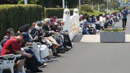 Orang-orang duduk di bangku pada hari libur nasional di sebuah taman di Yokohama, dekat Tokyo, Rabu, (29/4/2020). Warga Jepang menikmati cuaca musim semi yang bagus di taman-taman selama pandemi Covid-19. (AP/Koji Sasahara)