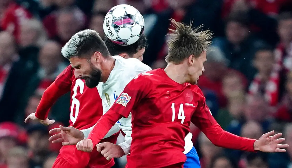 Pemain Prancis Olivier Giroud berebut bola udara dengan pemain Denmark Andreas Christensen (kiri) dan Mikkel Damsgaard pada pertandingan sepak bola UEFA Nations League di Parken Stadium, Kopenhagen, Denmark, 25 September 2022. Denmark mengalahkan Prancis dengan skor 2-0. (Liselotte Sabroe/Ritzau Scanpix via AP)