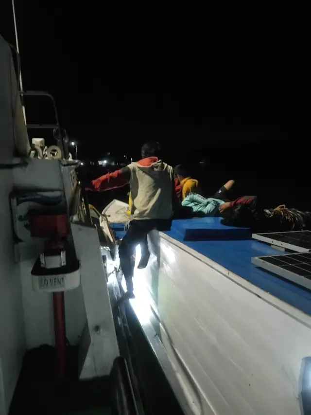 PT Pertamina Hulu Mahakam (PHM) mengevakuasi tujuh nelayan yang terombang-ambing di tengah perairan Selat Makassar selama dua hari. (Dok PHM)
