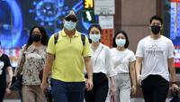 Sejumlah warga mengenakan masker untuk membantu melindungi diri dari penyebaran virus corona COVID-19 di Taipei, Taiwan, Senin (12/7/2021). Kasus COVID-19 di Taiwan naik ke level tiga. (AP Photo/Chiang Ying-ying)