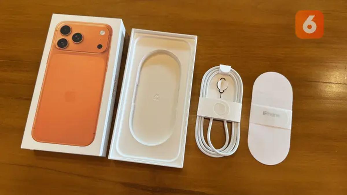Isi boks penjualan iPhone 17 Pro Max. (Liputan6.com/ Yuslianson)