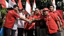 Pembina Bara Baja Djarot Syaiful Hidayat bersama relawan Bara Baja saat deklarasi dukungan untuk Jokowi-Ma'ruf Amin di Rumah Aspirasi, Jakarta, Minggu (16/9). (Merdeka.com/Iqbal S. Nugroho)