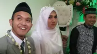 Setelah lima bulan menduda, Caisar resmi menikah lagi dengan Intan Sri Mardiani alias Almaratu Intan. Pernikahan digelar hari ini, Sabtu (30/6) di Bogor, Jawa Barat. (dok. Kapanlagi.com/Nuzulur Rakhmah)