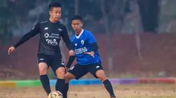 Pemain berebut bola saat laga Liga Ayo Jakarta 2019. (Liga Ayo)