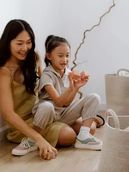 Gunakan nada suara yang tenang dan kalimat sederhana agar anak merasa aman, dipahami, dan lebih terbuka dalam berkomunikasi. (Sumber: Pexels).