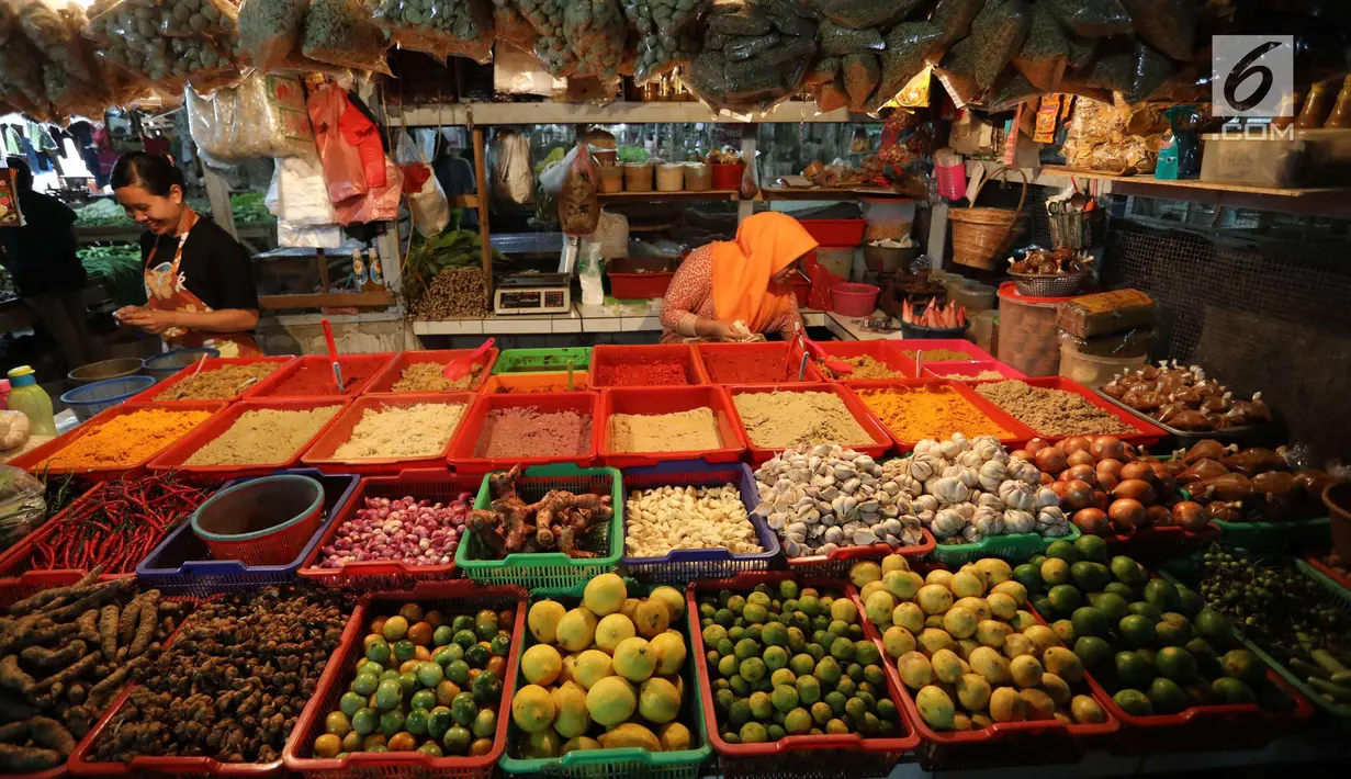 Pedagang merapihkan dagangannya di pasar di Jakarta, Rabu (20/12).  Jelang Natal dan Tahun Baru, harga bahan pokok di Jakarta mulai merangkak naik. Namun, kenaikannya masih belum tinggi hanya berkisar Rp2.000-5.000 per kg. (Liputan6.com/Angga Yuniar)