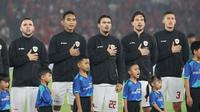 Para pemain Timnas Indonesia (dari kiri) Calvin Verdonk, Rizky Ridho, Nathan Tjoe-A-On, Thom Haye dan Jay Idzes menyanyikan lagu Indonesia Raya sebelum pertandingan melawan Filipina pada laga terakhir Grup F putaran kedua kualifikasi Piala Dunia 2026 Zona Asia di Stadion Utama Gelora Bung Karno (SUGBK) Senayan, Jakarta, Selasa (11/6/2024). (Bola.com/M Iqbal Ichsan)