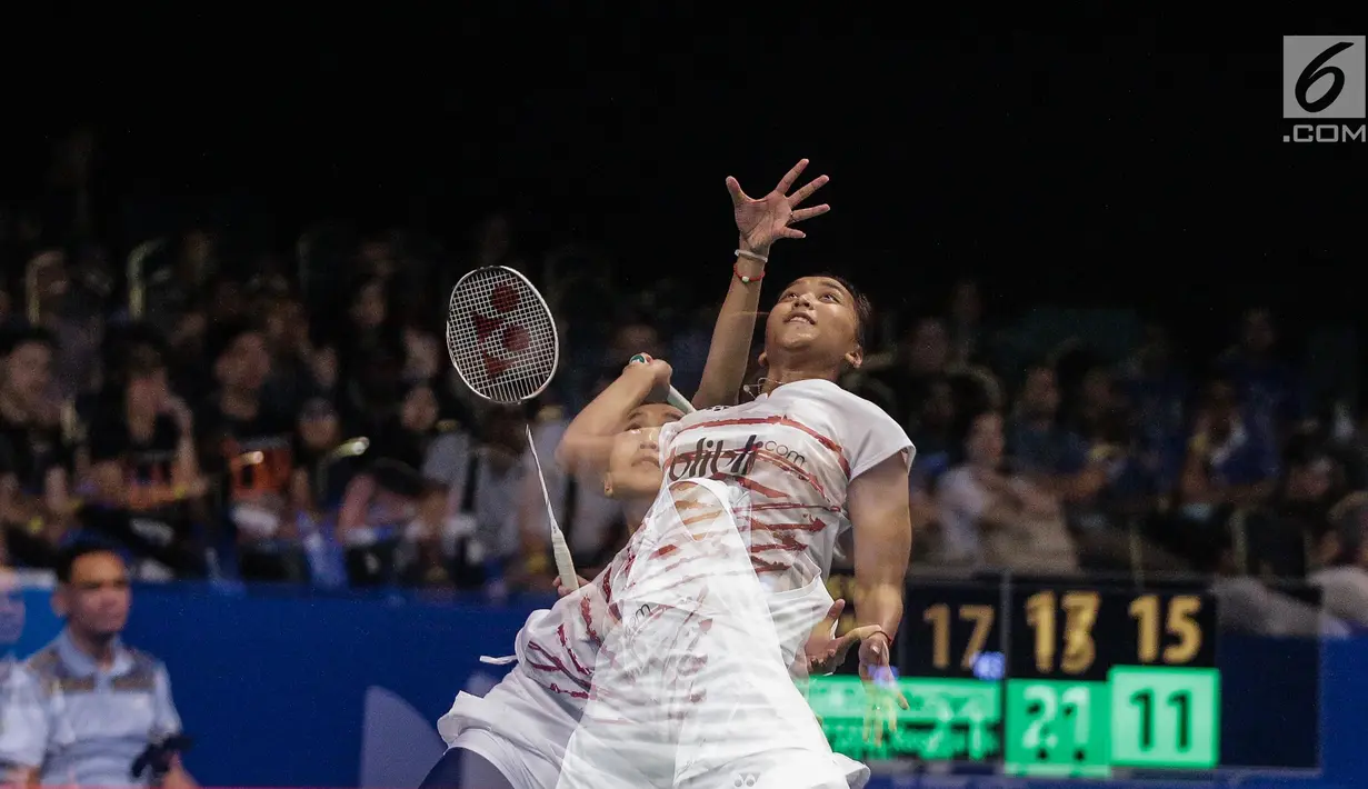Ganda Campuran Indonesia,Della Destiara Haris dan Rosyita Eka Putri Sari harus tersingkir di Indonesia Open 2017 usai kalah melawan Chang Ye Na dan Lee So Hee (Korea) di JCC Plenary Hal, Jakarta, Jumat (16/6). (LIputan6.com/Faizal Fanani)