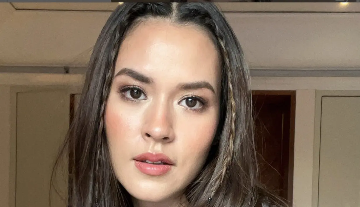 <p>Bergaya kekinian ala Y2K juga bisa diadaptasi dengan tampilan rambut yang memukau. aksi kepang bisa menambah gaya muda yang fun. [Foto: Instagram/ Raisa]</p>